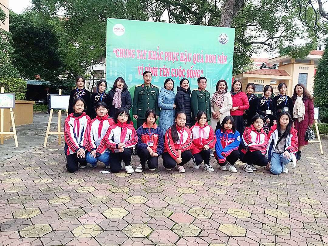 Sáng ngày 02/12/2022, Học sinh trường THCS xã Tân Thanh nhận giải vẽ tranh phòng tránh tai nạn bom mìn, vật nổ sau chiến tranh