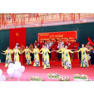 Hành khúc người đưa đò - Tốp ca múa phụ họa